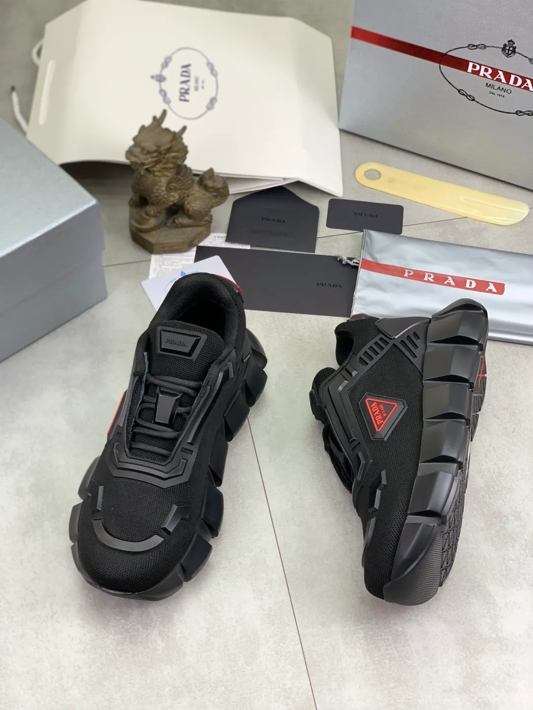 Men's shoes 💰P580💰 [New style] High version official website popular models are on the market, 🆘 Trendy brand (Prada) mainly promotes popular models, avant-garde and versatile fashion men's shoes private version mold opening, cowhide surface splicing 1:1.. Fashionable and simple, original imported cowhide lining cowhide feet; the atmosphere and personality are more fashionable, eye-catching and pursuing class. It will subvert the old idea and be a must-have for fashion trendsetters with you! Must keep it for yourself! Tall and comfortable, large and low, high-end quality workmanship. Size: 38-45; 4️⃣ colors available.